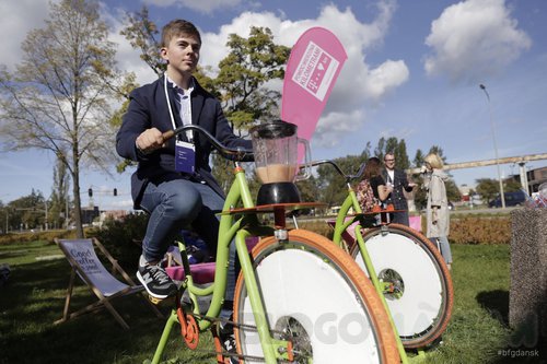 Robię shake'a na Blog Forum Gdańsk, fot. Paweł Wyszomirski. 